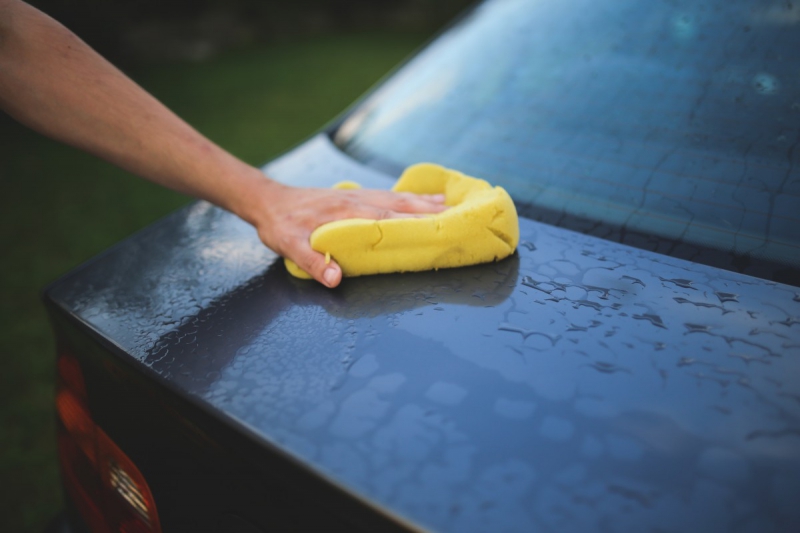 carrosserie-CALLAS-min_cleaning_washing_carwash_sponge_car_auto_hand_man-722705